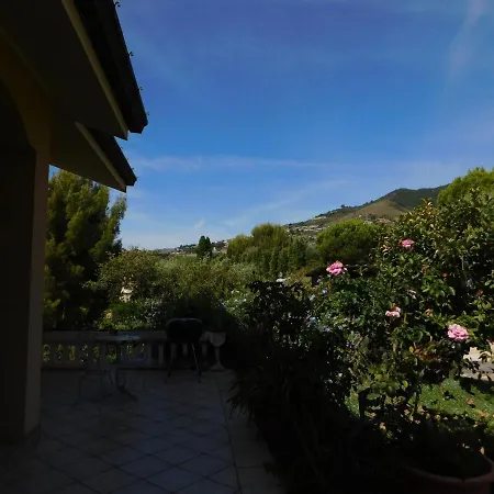 Appealing Holiday In With Garden Nyaraló
