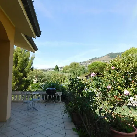 Nyaraló Appealing Holiday In With Garden San Remo